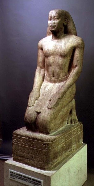 Estatua de Nakhtorheb arrodillado, Período Saíta de Egyptian 26th Dynasty