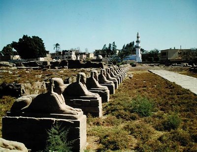 Avenida de las Esfinges, añadida por Nectanebo I (380-362 a.C.) Periodo Tardío de Egyptian 30th Dynasty