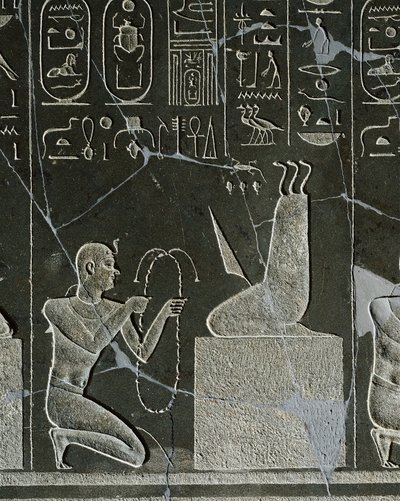Relieve de dolerita de Nectanebo I, rey ofreciendo collar a demonio, representado por hoja de cuchillo y tres serpientes, de Heliópolis en el templo de Atum de Egyptian 30th Dynasty