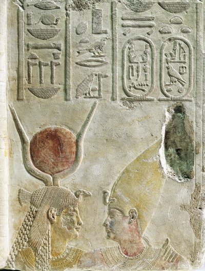 Rey Nectanebo II (360-343 a.C.) recibido por la diosa Isis, relieve en piedra caliza pintada de Egyptian 30th Dynasty