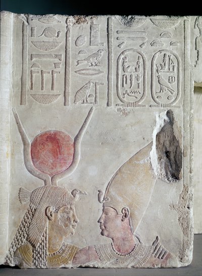 Nectanebo II (360-343 a.C.) siendo abrazado por la diosa Isis, fragmento de una puerta, Período Tardío, c.358-341 a.C. de Egyptian 30th Dynasty