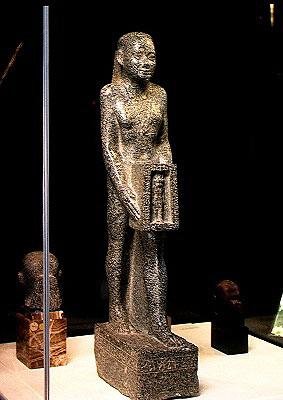 El visir Psamerikseneb ofreciendo un santuario al toro Mnevis, Periodo Tardío, c.358-341 a.C. de Egyptian 30th Dynasty