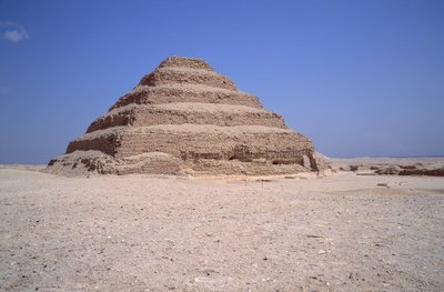 Antigüedad egipcia: vista de la Pirámide de Saqqara. Construcción de Imhotep para el rey Djeser. Saqqara, Egipto de Egyptian 3rd Dynasty