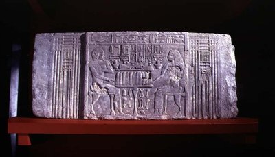 Cornisa de una puerta falsa de una mastaba-tumba que representa al propietario de la tumba Shery, un alto funcionario de la Dinastía IV y su esposa Khentetka, Saqqara, Reino Antiguo (caliza) de Egyptian 4th Dynasty