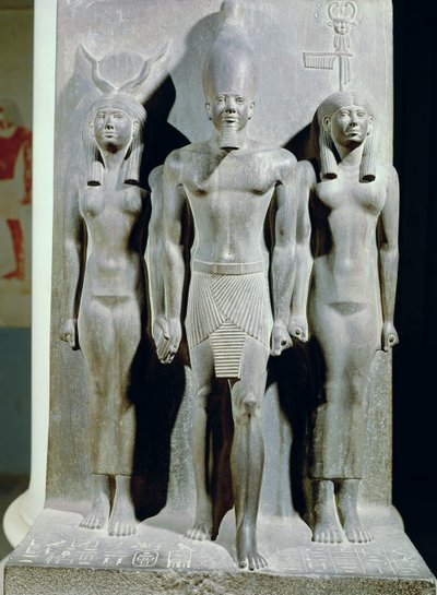 Triada de Menkaure (Mycerinus) con la diosa Hathor y la diosa del nomo de Aphroditopolis de Egyptian 4th Dynasty