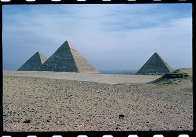 Vista de las pirámides de Keops, Kefrén y Micerino de Egyptian 4th Dynasty