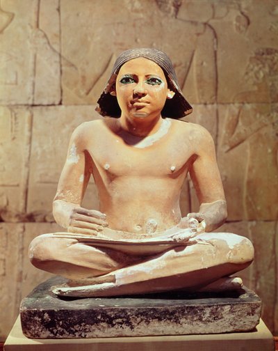 Escriba sentado con las piernas cruzadas sosteniendo un rollo de papiro, de Saqqara, Reino Antiguo c.2475 a.C. (piedra caliza) de Egyptian 5th Dynasty