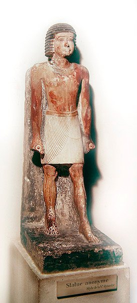 Estatua de un hombre de pie con un shenti blanco de Egyptian 5th Dynasty