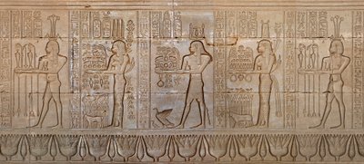 Antigüedad egipcia: procesión de deidades - Detalle de la pared este del templo de la diosa Hathor en Denderah, Egipto - Civilización egipcia: procesión de deidades, esculpida en la pared del Templo de Hathor (o Templo de Tentyra) en Denderah, construido b de Egyptian 6th Dynasty