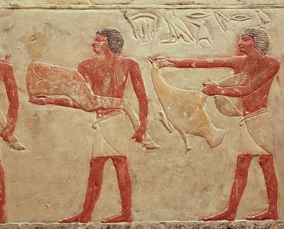 Relieve que representa sirvientes llevando un cuarto de res y un pato, de la Tumba de la Princesa Idut, Reino Antiguo, c.2330 a.C. de Egyptian 6th Dynasty