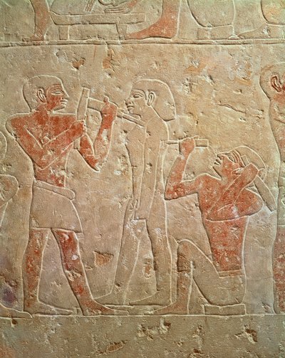 Relieve que representa a dos escultores tallando una estatua, de la mastaba de Kaemrehu, Saqqara, Reino Antiguo, c.2325 a.C. (caliza pintada) de Egyptian 6th Dynasty
