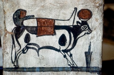 Detalle de un sarcófago de madera con una representación del toro sagrado Api llevando una momia a cuestas (mural). de Egyptian Egyptian