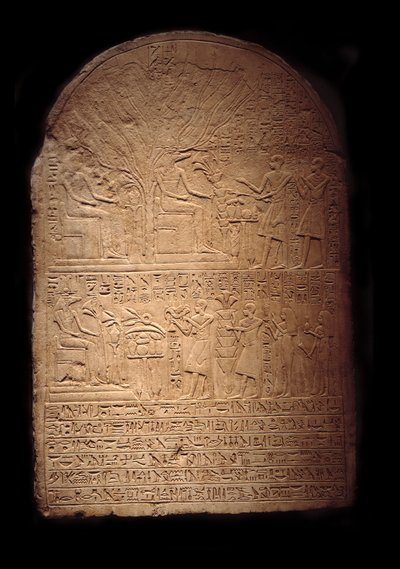 Antigüedad egipcia: estela de piedra caliza que representa a Pia adorando al dios cocodrilo Sobek seguida por su hijo Iy-Hebnef haciendo ofrendas al dios. Del templo de Sobek en Dahamsha de Egyptian Egyptian