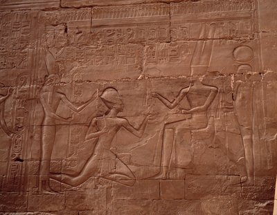 Antigüedad egipcia: relieve decorando las paredes del templo de Karnak (Karnac), Egipto. de Egyptian Egyptian