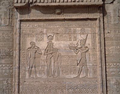 Antigüedad egipcia: vista de los bajorrelieves del templo de la diosa Hathor en Denderah de Egyptian Egyptian