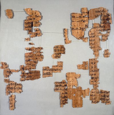 Antigüedad egipcia: fragmentos del papiro conocido como el Canon Real o “Papiro real” que contiene la lista de faraones desde la 1ª hasta la 17ª dinastía. Turín, Museo Egipcio de Egyptian Egyptian