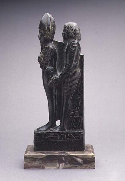 Grupo de un hombre presentando una representación de Osiris de Egyptian Egyptian