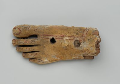 Pie izquierdo de un ataúd antropoide, 30 a.C.-2do siglo d.C. (madera y yeso) de Egyptian Egyptian