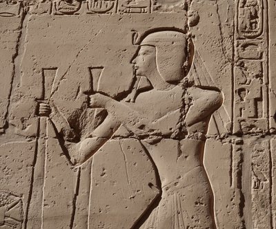 Faraón con una cobra, templo de Luxor (relieve) de Egyptian Egyptian
