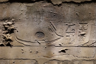 Re mueve en el barco solar, Templo de Luxor (relieve) de Egyptian Egyptian