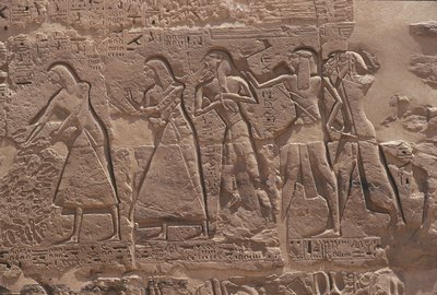 Relieve de escriba y cautivo en el templo fortificado de Ramsés III en Medinet Habu de Egyptian Egyptian