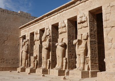 Esculturas de las divinidades, templo de Horus, Edfu de Egyptian Egyptian