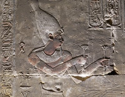 El faraón llevando el Hedjet, Templo de Horus en Edfu de Egyptian Egyptian