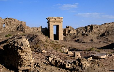 Antigüedad egipcia: Vista del Arco de la Puerta Norte, Templo de Hathor, Denderah, Egipto de Egyptian Ptolemaic Period