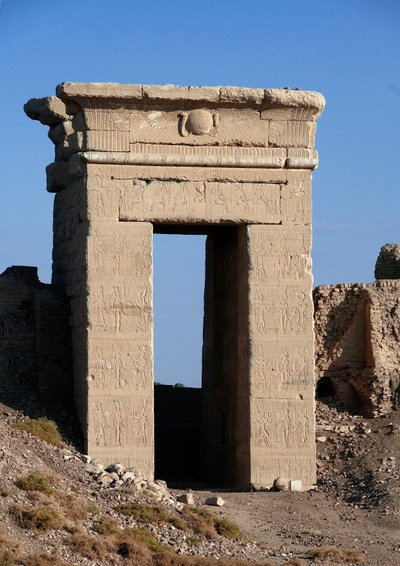 Antigüedad egipcia: vista del arco de la puerta norte, Templo de Hathor, Dendera, Egipto de Egyptian Ptolemaic Period