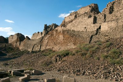 Antigüedad egipcia: muros que protegen el sitio del templo dedicado a Hathor, Denderah, Egipto de Egyptian Ptolemaic Period