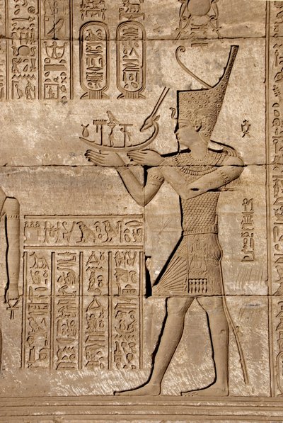 Antigüedad egipcia: mammisi romano conmemorando el nacimiento de Ihy, hijo de Isis (detalle) de Egyptian Ptolemaic Period