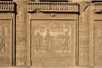 Antigüedad egipcia: mammisi romano que conmemora el nacimiento de Ihy, hijo de Isis. Templo de Hathor, Dendera, Egipto de Egyptian Ptolemaic Period