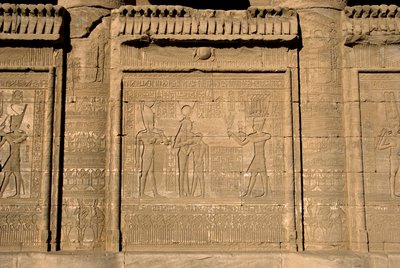Antigüedad egipcia: mammisi romano conmemorando el nacimiento de Ihy, hijo de Isis. Templo de Hathor, Dendera, Egipto de Egyptian Ptolemaic Period