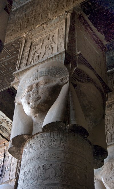 Antigüedad egipcia: capital de columnas decoradas con la representación de la diosa Hathor. Templo de Hathor, Denderah, Egipto de Egyptian Ptolemaic Period