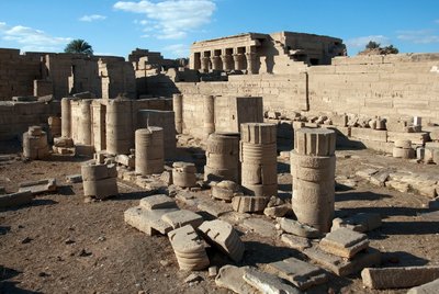 Antigüedad egipcia: columnas del templo dedicado a Hathor, Denderah, Egipto de Egyptian Ptolemaic Period