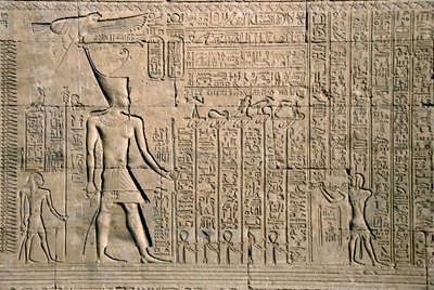 Antigüedad egipcia: relieve externo con jeroglíficos. Templo de Hathor, Dendera, Egipto de Egyptian Ptolemaic Period