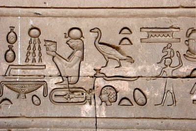 Antigüedad egipcia: jeroglíficos en la pared oriental del Templo de Hathor, Dendera, Egipto de Egyptian Ptolemaic Period