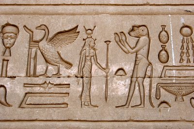 Antigüedad egipcia: jeroglíficos en la pared oriental del Templo de Hathor, Dendera, Egipto de Egyptian Ptolemaic Period