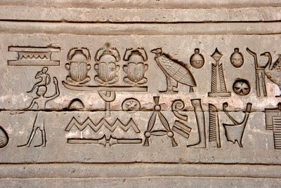 Antigüedad egipcia: jeroglíficos en la pared oriental del Templo de Hathor, Dendera, Egipto de Egyptian Ptolemaic Period