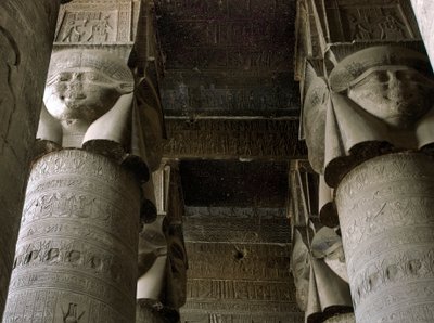 Antigüedad egipcia: vista parcial de la sala hipóstila con columnas decoradas con la representación de la diosa Hathor. Templo de Hathor, Denderah, Egipto de Egyptian Ptolemaic Period