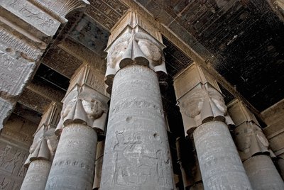 Antigüedad egipcia: vista parcial de la sala hipóstila con columnas decoradas con la representación de la diosa Hathor, Templo de Hathor, Denderah, Egipto de Egyptian Ptolemaic Period