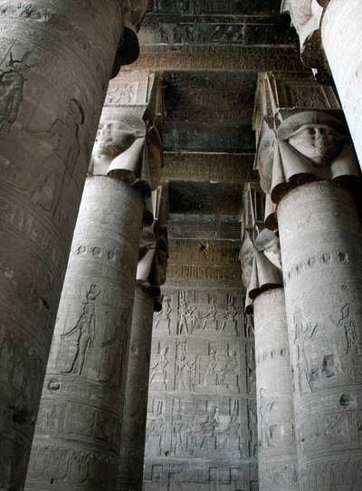 Antigüedad egipcia: vista parcial de la sala hipóstila con columnas decoradas con la representación de la diosa Hathor. Templo de Hathor, Denderah, Egipto de Egyptian Ptolemaic Period