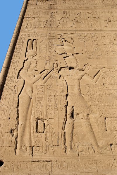 Antigüedad egipcia: relieve de la pared trasera del templo dedicado a la diosa Hathor que representa a Cleopatra y Cesarión. Dendera, Egipto de Egyptian Ptolemaic Period