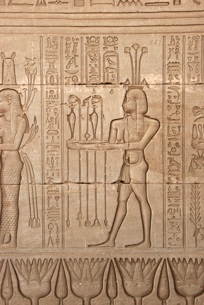 Antigüedad egipcia: representación de un hombre llevando ofrendas como homenaje a la diosa, Templo de Hathor, Dendera, Egipto de Egyptian Ptolemaic Period