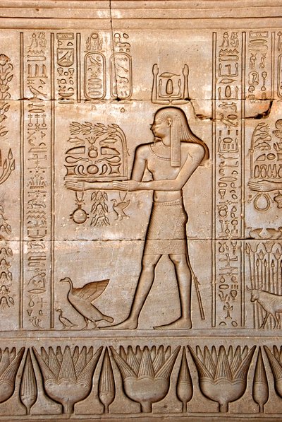 Antigüedad egipcia: representación de un hombre llevando ofrendas a la diosa, Templo de Hathor, Dendera, Egipto de Egyptian Ptolemaic Period