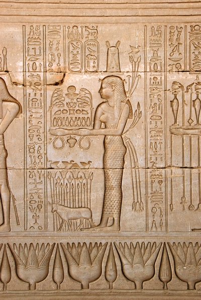 Antigüedad egipcia: representación de una mujer llevando ofrendas a la diosa Hathor, Templo de Hathor, Denderah, Egipto de Egyptian Ptolemaic Period
