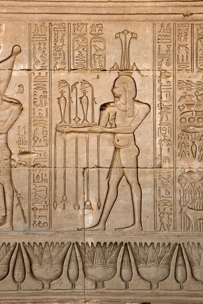 Antigüedad egipcia: representación del dios del Nilo, Hapy, y jeroglíficos, Templo de Hathor, Denderah, Egipto de Egyptian Ptolemaic Period