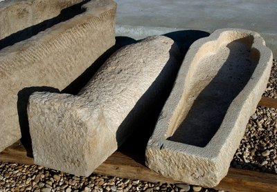Antigüedad egipcia: sarcófago colocado en uno de los patios del Templo de Hathor, Dendera (Denderah), Egipto de Egyptian Ptolemaic Period