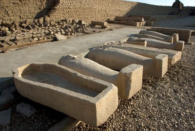 Antigüedad egipcia: sarcófago en uno de los patios del Templo de Hathor, Dendera (Denderah), Egipto de Egyptian Ptolemaic Period