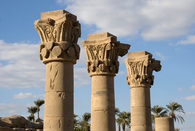 Antigüedad egipcia: vista de las columnas del quiosco frente a la entrada del templo dedicado a la diosa Hathor. 81-117 d.C. Denderah, Egipto de Egyptian Ptolemaic Period